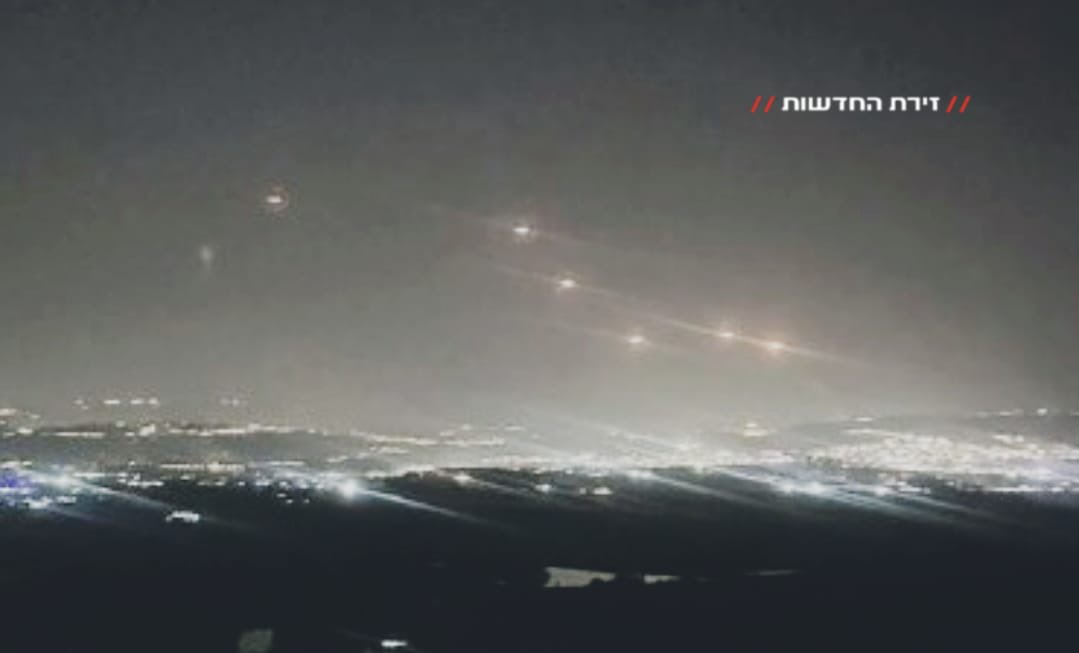 Jhonffonseca's tweet photo. ¡Hezbolá desata una lluvia masiva de cohetes contra Israel!  
Decenas de proyectiles surcan el cielo en una andanada sin precedentes.  
Ya se reportan impactos directos en territorio israelí. https://t.co/m8q9kHd2gS