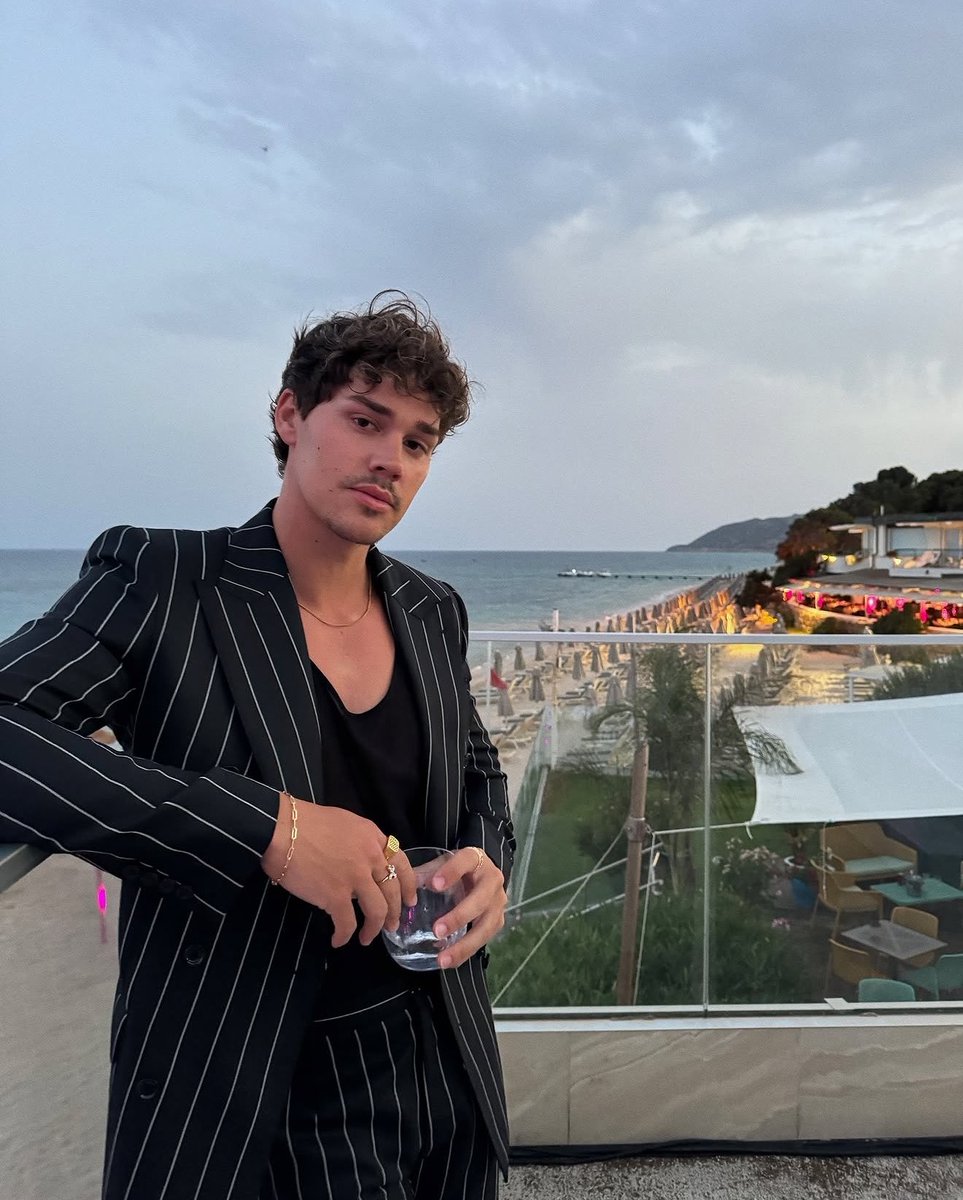 RomanLTA's tweet photo. i know how to dress up sometimes https://t.co/9QwuF4Q3Pn