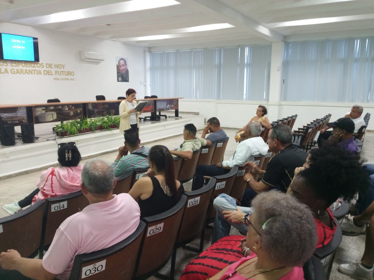 Lectura de la convocatoria al primero de mayo en matutino efectuado en la mañana de hoy. 
#Camaguey 
#PetrolerosPorCuba
