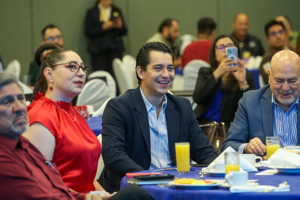 gradillasrob's tweet photo. Trabajar por mejorar la calidad de quienes visitan Sonora ha sido una prioridad de nuestro gobierno👏🏼

Muy contentos de representar al Gobernador @AlfonsoDurazo, durante la sesión ordinaria de la Comisión Consultiva del @AeropuertoHMO, en la cual recibimos, en su representación, el Premio a la Calidad del Servicio Aeroportuario 2025 💪🏼

Sonora continúa consolidándose como un destino cada vez más atractivo a nivel nacional e internacional, en materia económica y turística 🫱🏽‍🫲🏻