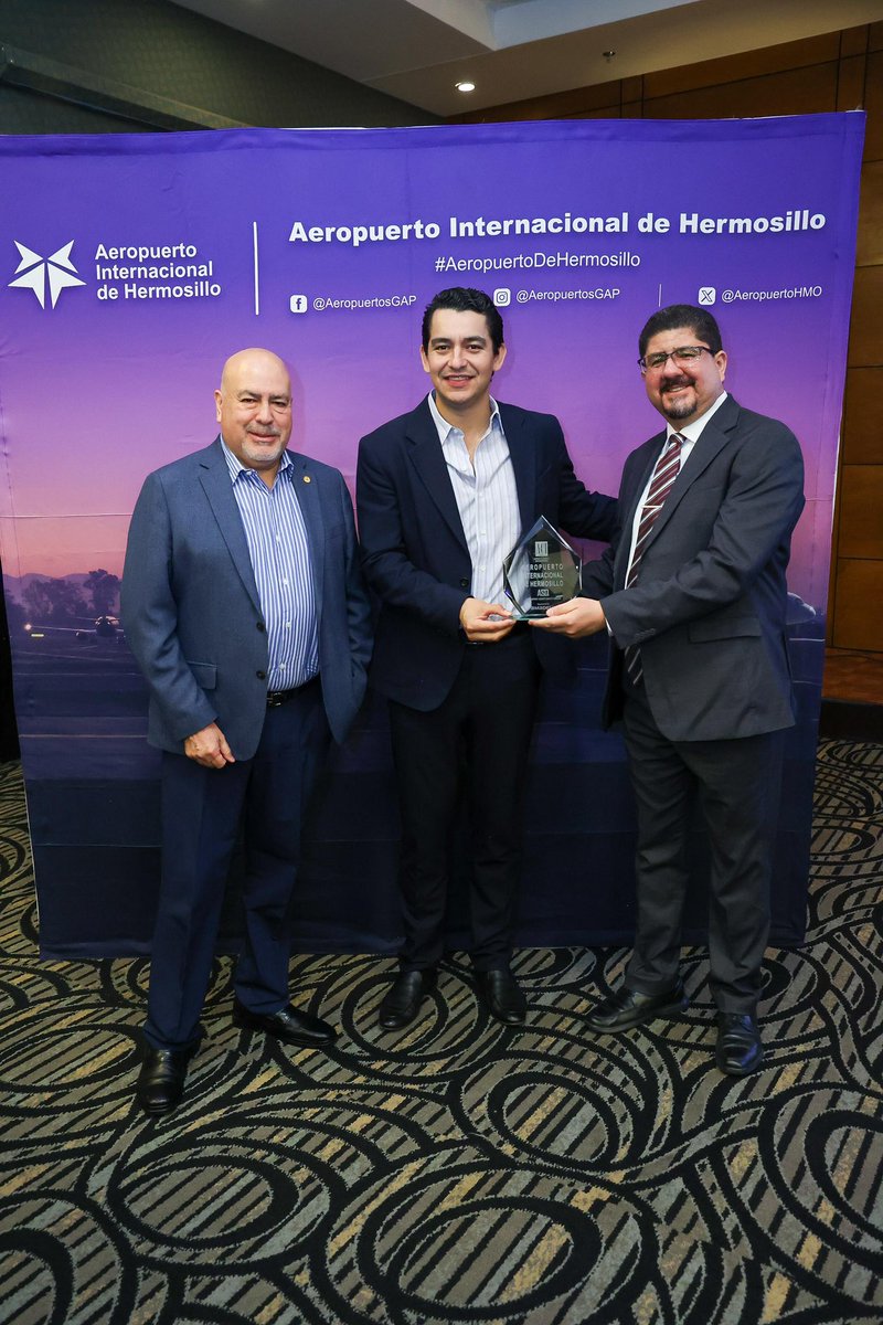 gradillasrob's tweet photo. Trabajar por mejorar la calidad de quienes visitan Sonora ha sido una prioridad de nuestro gobierno👏🏼

Muy contentos de representar al Gobernador @AlfonsoDurazo, durante la sesión ordinaria de la Comisión Consultiva del @AeropuertoHMO, en la cual recibimos, en su representación, el Premio a la Calidad del Servicio Aeroportuario 2025 💪🏼

Sonora continúa consolidándose como un destino cada vez más atractivo a nivel nacional e internacional, en materia económica y turística 🫱🏽‍🫲🏻