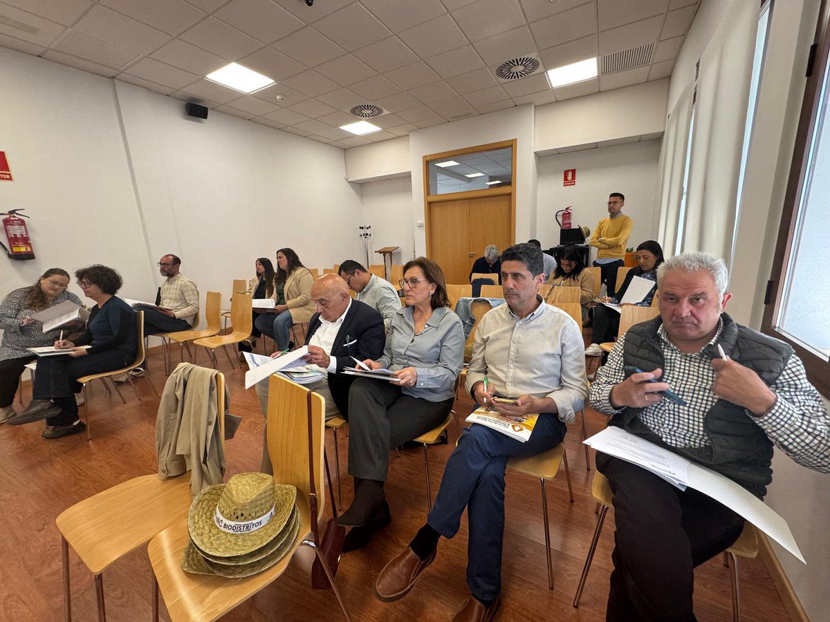 GDRSierraNieves's tweet photo. 🌿🇪🇺 Hoy hemos reunido, en @AytoYunquera, a nuestros 33 ayuntamientos y a toda nuestra Junta Directiva para comentar y analizar la presentación de los proyectos (Operaciones) #LEADER 2026.

⏳🚀  Que no te pille el 🐂 🐄!!!

🙋🏻‍♀️🙋🏻‍♂️ Esto está al salir!!!. https://t.co/ti1guKRhWa