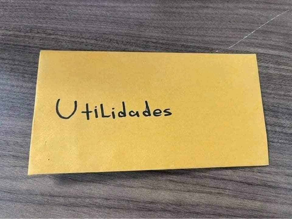 En_jupiter_'s tweet photo. Yo: Seguro que me llegará muy bien de utilidades 
Las utilidades: https://t.co/0cd28pItbz