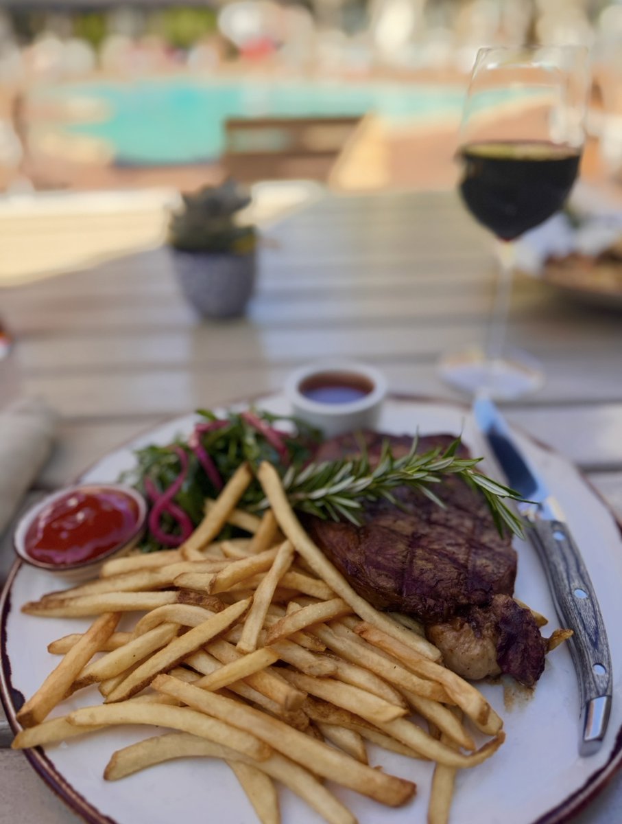 PASheraton's tweet photo. For a delicious dinner, you don’t have to travel far 🍽️✨  

Soak in the sun and enjoy a poolside meal at Sheraton Palo Alto’s Poolside Grill—featuring Rib Eye Steak Frites with shoestring fries, red wine gorgonzola, pickled red onion, and arugula salad. https://t.co/Jm0x0aLWwe