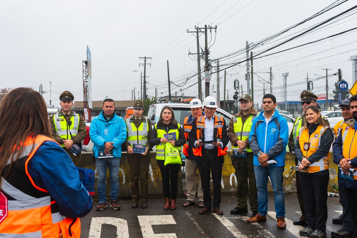 EFE_Biotren's tweet photo. Hoy estuvimos en el cruce Lomas Coloradas, San Pedro de la Paz reforzando nuestra campaña de seguridad. 🦺 https://t.co/BLbFee2QA7