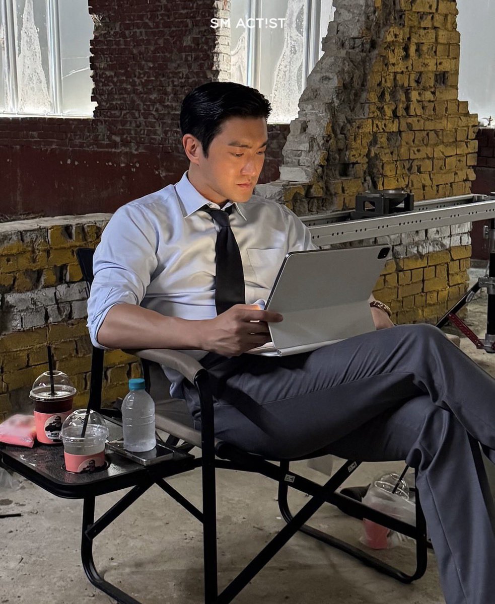 uta_sj's tweet image. ねぇなんでスマホの上に置くのwww

 #Siwon  #Donghae  #SUPERJUNIOR