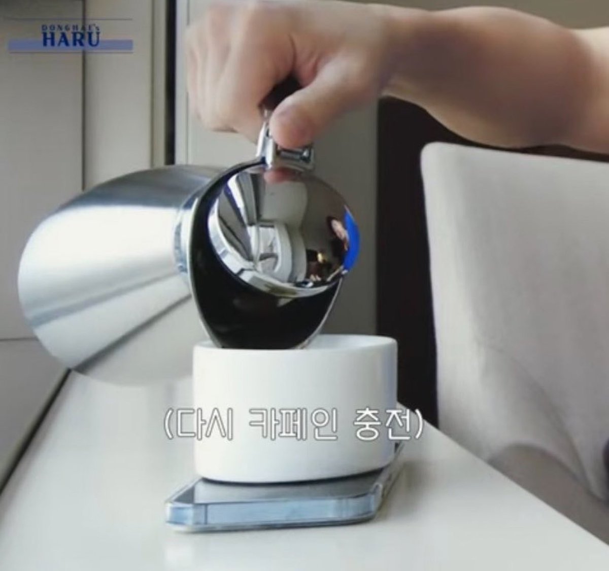 uta_sj's tweet image. ねぇなんでスマホの上に置くのwww

 #Siwon  #Donghae  #SUPERJUNIOR