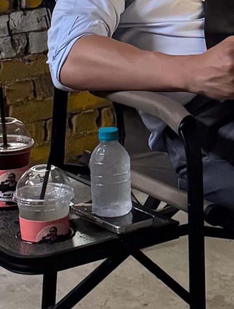 uta_sj's tweet image. ねぇなんでスマホの上に置くのwww

 #Siwon  #Donghae  #SUPERJUNIOR