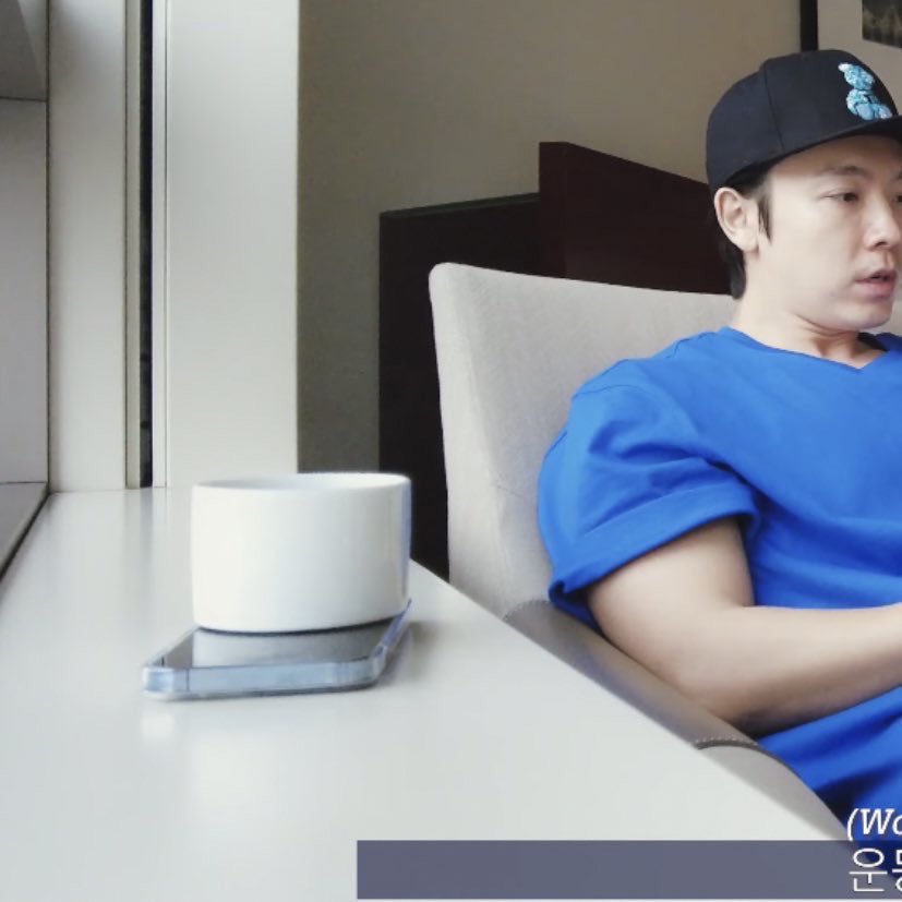 uta_sj's tweet image. ねぇなんでスマホの上に置くのwww

 #Siwon  #Donghae  #SUPERJUNIOR