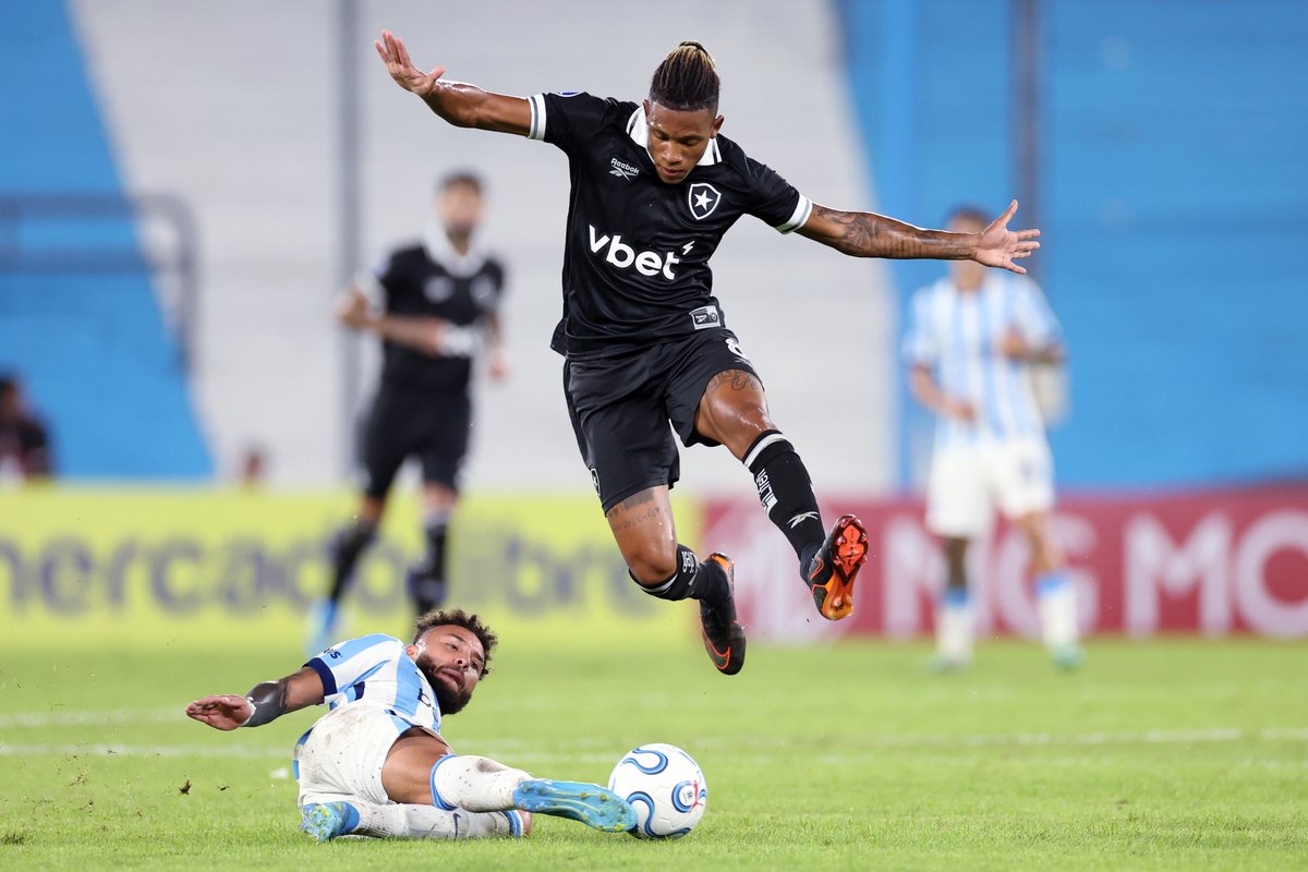 Proposta de R$ 147 milhões pelo Danilo! O Zenit quer o volante e aceita quitar a dívida do Artur no pacote. O Botafogo quer negociar, mas o Danilo prefere um centro maior para não perder a vaga na Seleção.

Aceitariam o negócio nessas condições? 💎🔥 #Botafogo #ehasdeser