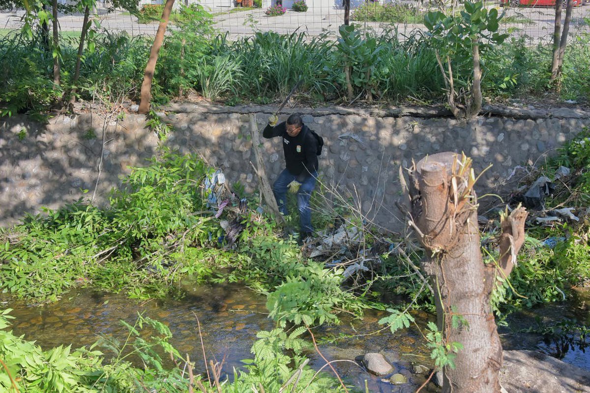 AlcaldiaVpar's tweet photo. Con labores de aseo, retiro de residuos y adecuación del entorno, el Escuadrón de Limpieza del gobierno del alcalde Ernesto Orozco intervino la acequia Las Mercedes, a la altura del sector de El Terminalito, mejorando las condiciones ambientales y sanitarias de la zona. https://t.co/E7yeKDVlOP