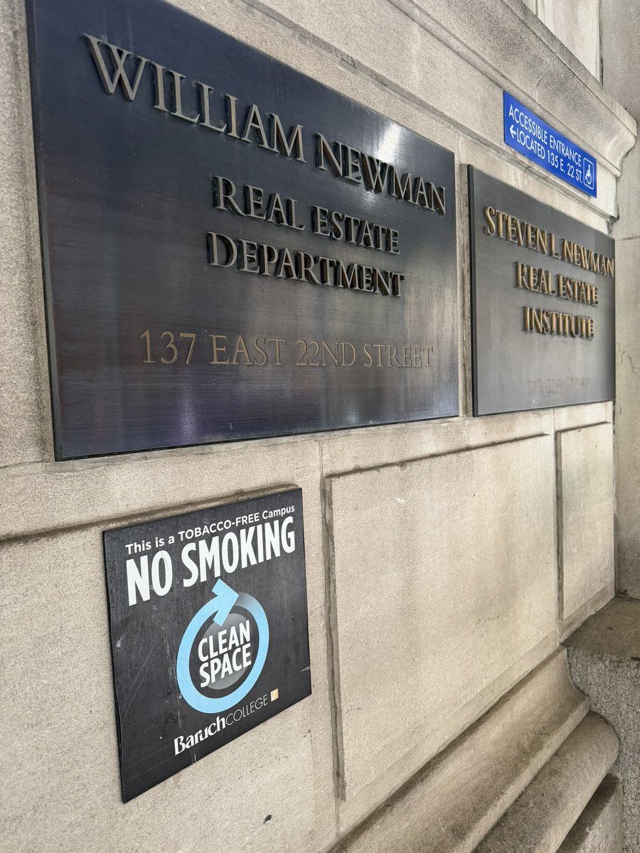 CapeFloy's tweet image. We я not responsible 
And, no, because you’d have to pay her and she has no idea what’s her worth while suggesting I have no idea who Floy Bossisass who got pants tad too snug and then ate  2 cookies. 
#claims #malpractice