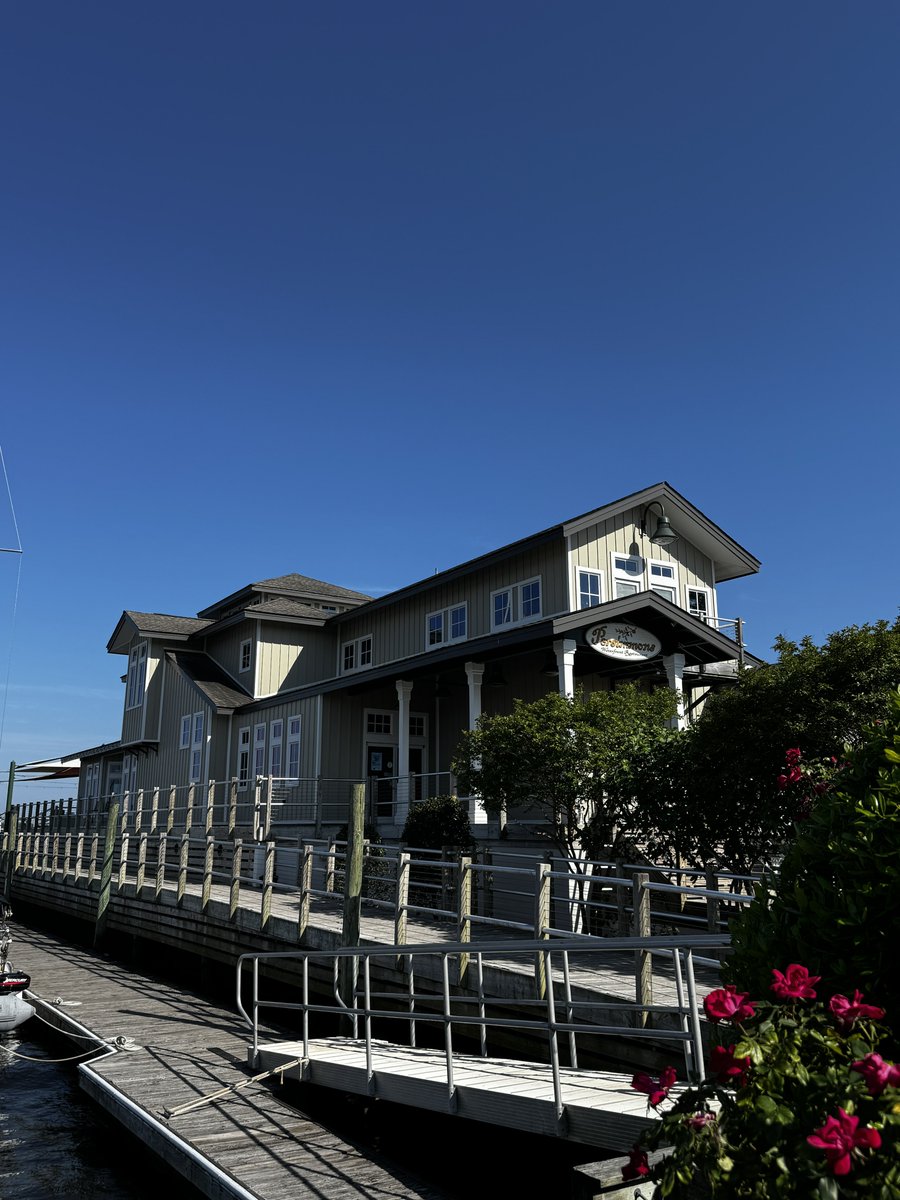 krezae's tweet image. We’re exploring New Bern, NC at the moment. Did you know it’s the birthplace of Pepsi Cola?

Let’s grab some dinner at Persimmons Waterfront Restaurant!
#livinganywhere #roadtrip