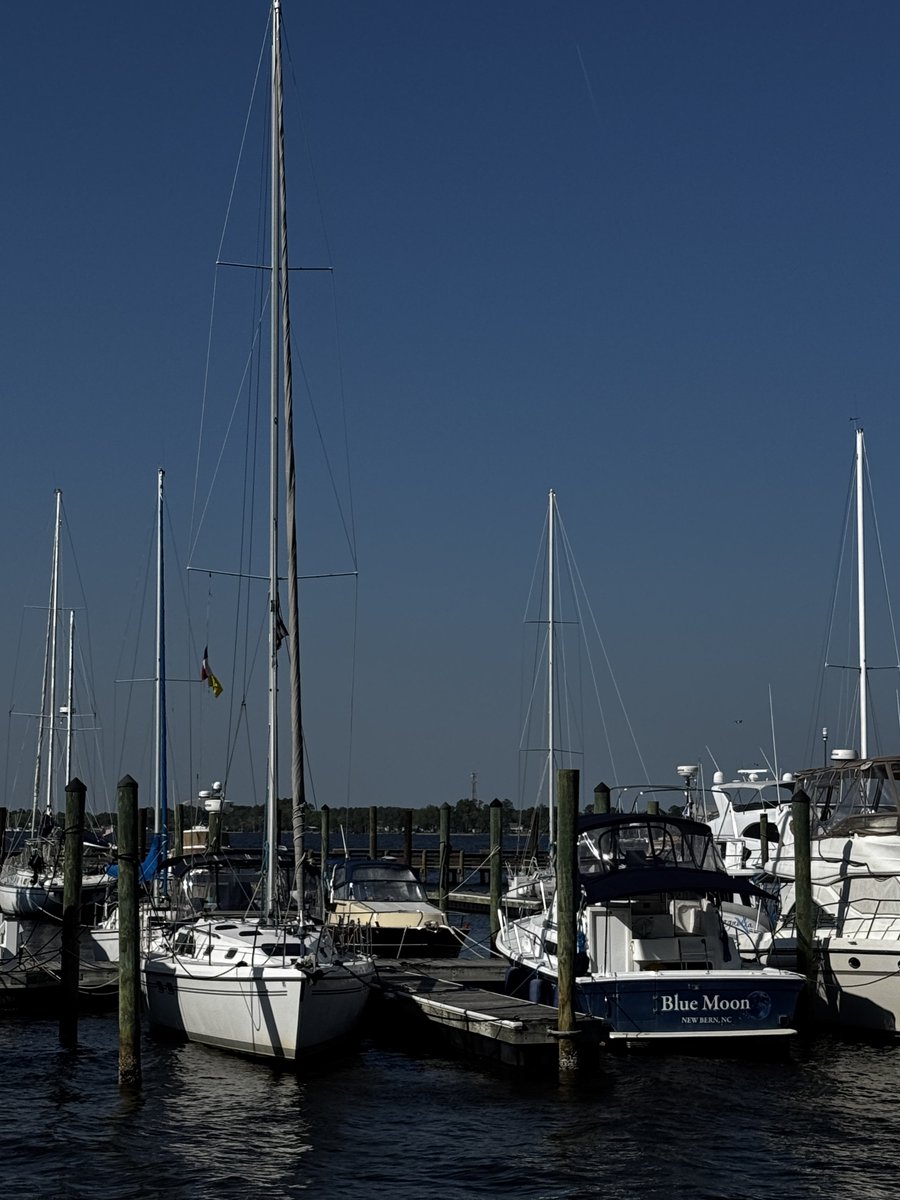 krezae's tweet image. We’re exploring New Bern, NC at the moment. Did you know it’s the birthplace of Pepsi Cola?

Let’s grab some dinner at Persimmons Waterfront Restaurant!
#livinganywhere #roadtrip