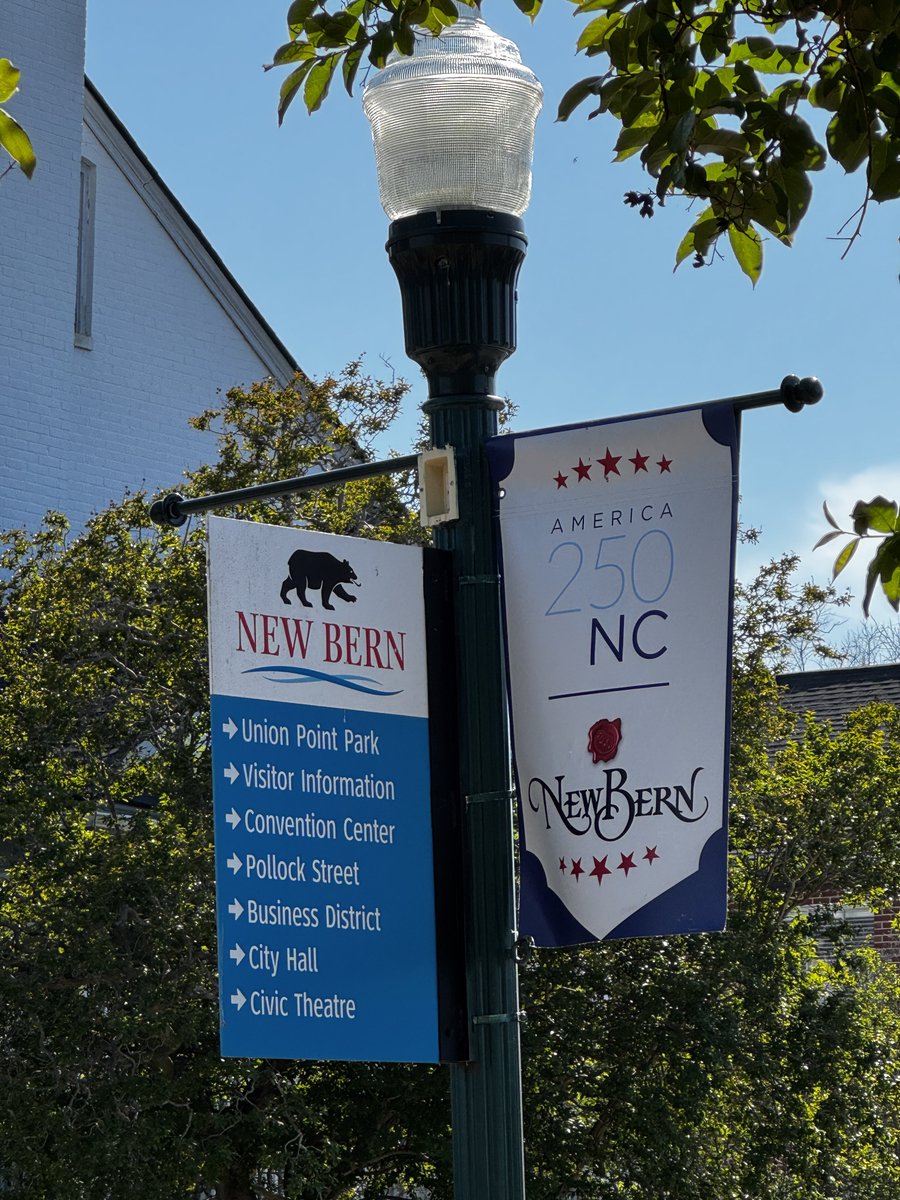 krezae's tweet image. We’re exploring New Bern, NC at the moment. Did you know it’s the birthplace of Pepsi Cola?

Let’s grab some dinner at Persimmons Waterfront Restaurant!
#livinganywhere #roadtrip