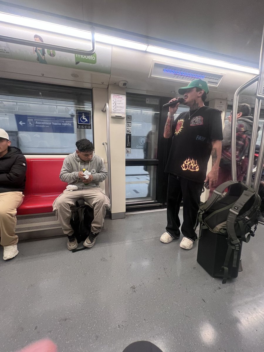 Que mal , dando que hablar los guardias del <a href="/metrodesantiago/">Metro de Santiago</a> dejando No grabar a <a href="/SirChandlerBlog/">Sir Chandler Blog</a> pero no son capaces de expulsar al comercio ambulante y músicos a bordo de los trenes