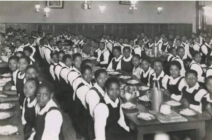 Lolita721611021's tweet photo. 🇿🇦 Bantu Education Act 1953 School feeding scheme circa 1960 Paid for by White Taxpayers. Spending 30% more on Bantu Education than White Education. Tell me more about how Whites "killed millions of Blacks". If that was the aim, there would be no blacks South of the Sahara. 

Photo – School feeding scheme circa 1960.