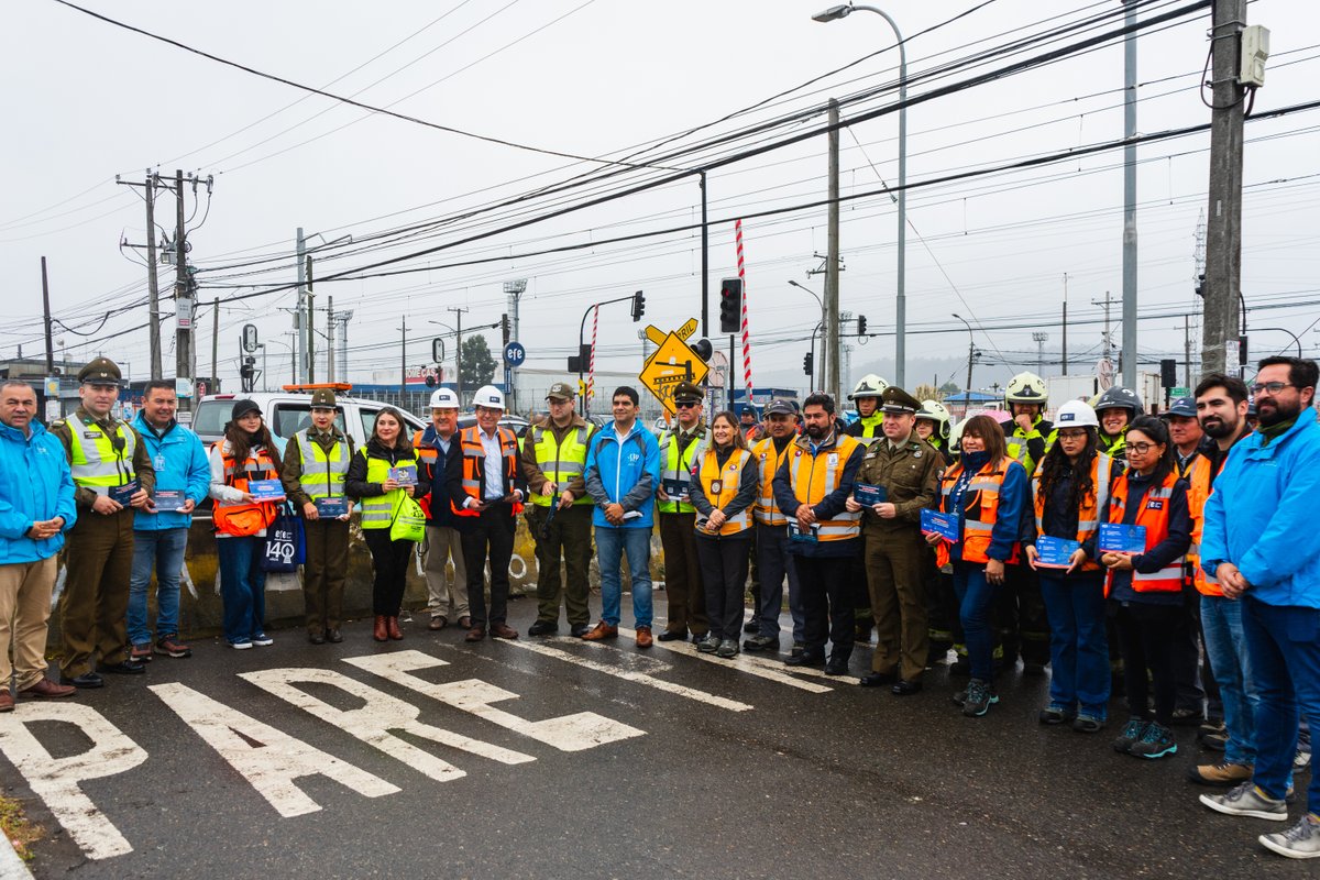 EFE_Biotren's tweet photo. Hoy estuvimos en el cruce Lomas Coloradas, San Pedro de la Paz reforzando nuestra campaña de seguridad. 🦺 https://t.co/BLbFee2QA7