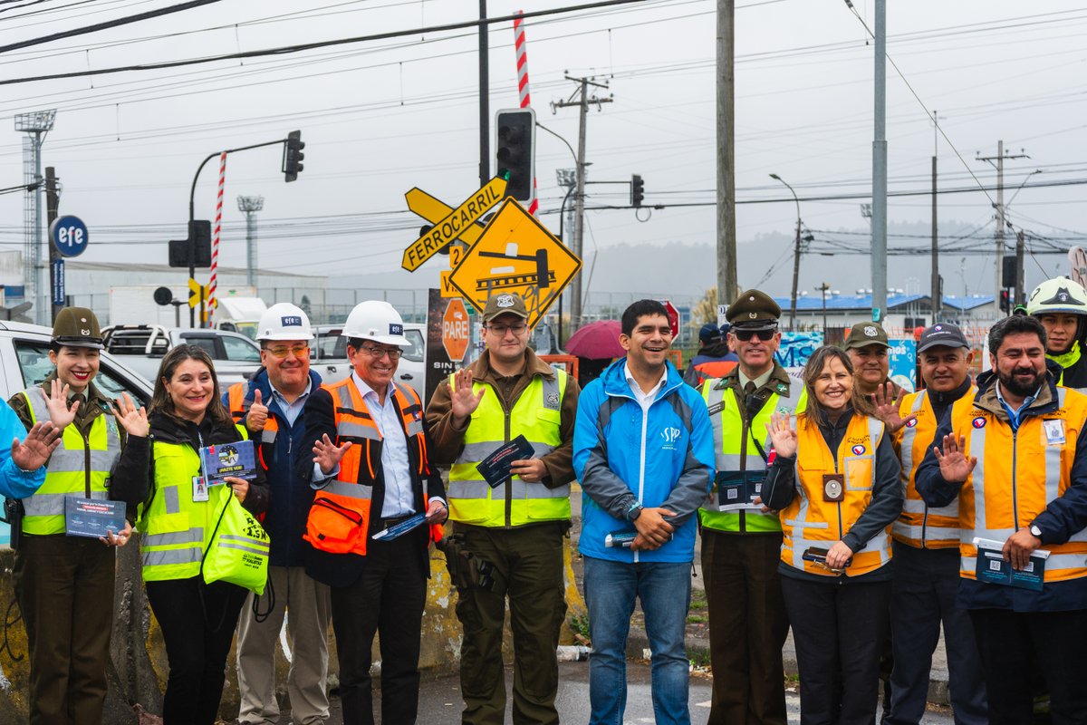 EFE_Biotren's tweet photo. Hoy estuvimos en el cruce Lomas Coloradas, San Pedro de la Paz reforzando nuestra campaña de seguridad. 🦺 https://t.co/BLbFee2QA7