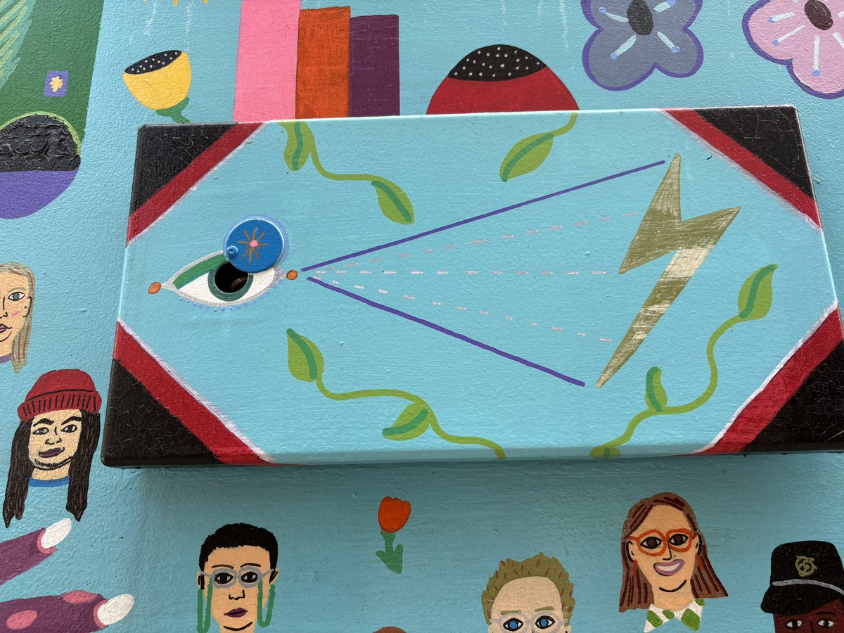 bostongraff's tweet image. Skull and Bones Society building plus strange Masonic symbolism painted on an electrical box nearby ☠️👁️ (New Haven, CT)
#yale #conspiracies