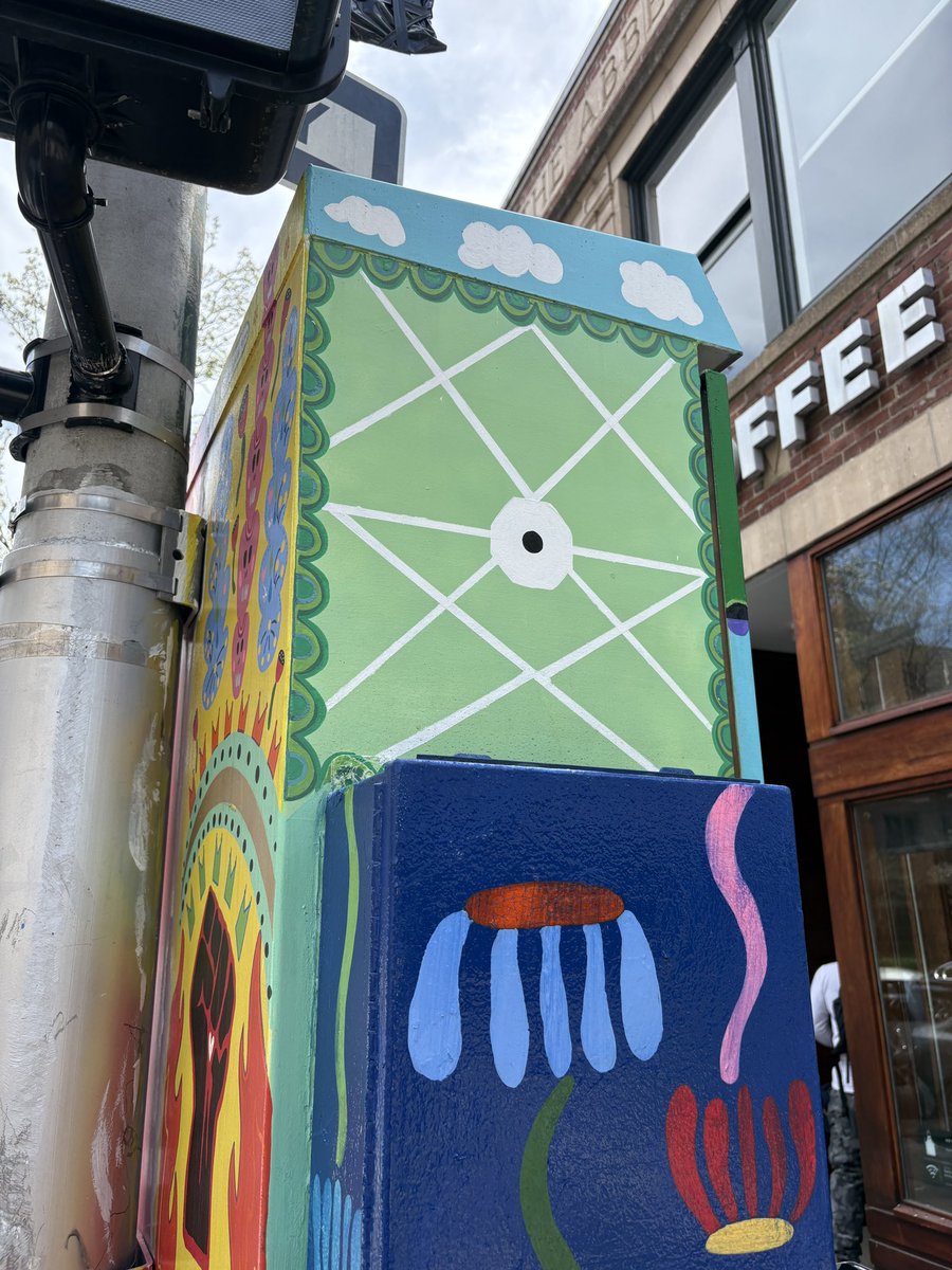bostongraff's tweet image. Skull and Bones Society building plus strange Masonic symbolism painted on an electrical box nearby ☠️👁️ (New Haven, CT)
#yale #conspiracies