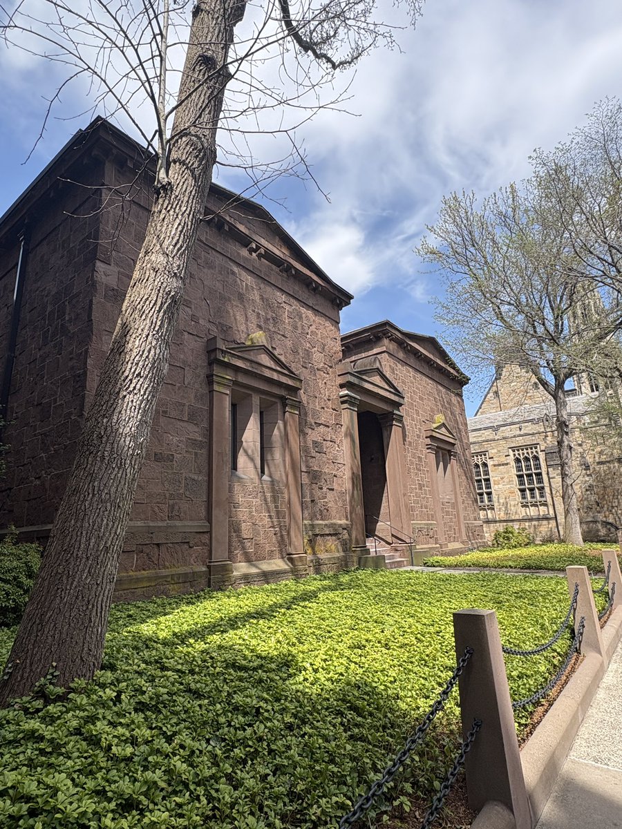 bostongraff's tweet image. Skull and Bones Society building plus strange Masonic symbolism painted on an electrical box nearby ☠️👁️ (New Haven, CT)
#yale #conspiracies