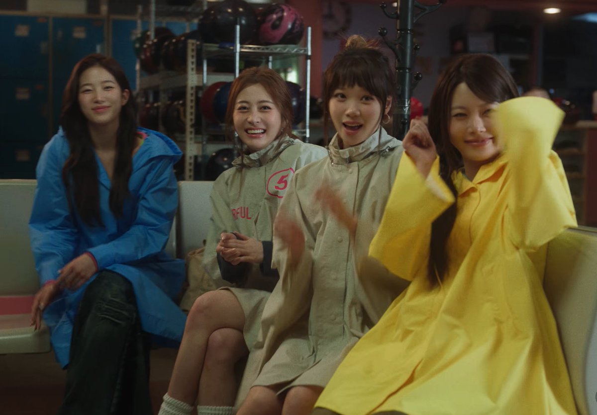 pinkszuha's tweet image. i just noticed that all of the fimmies are wearing their representative colors in this scene except for eunchae...