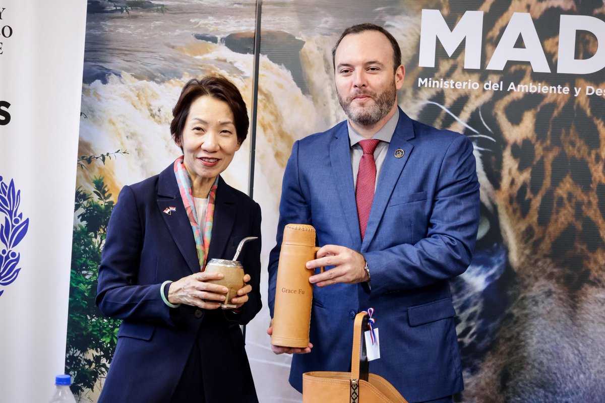 Reunión bilateral: Paraguay y Singapur avanzan en una agenda estratégica de acción climática y mercados de carbono n9.cl/dhbz2 <a href="/PresidenciaPy/">Presidencia Paraguay</a> <a href="/SantiPenap/">Santiago Peña</a> <a href="/ViceParaguay/">Vicepresidencia de la República del Paraguay</a> <a href="/AllianaPedro/">Pedro Alliana</a> <a href="/voceriaparaguay/">Vocería de Gobierno del Paraguay</a> <a href="/IPParaguay/">IP Paraguay</a> <a href="/adn_paraguayo/">ADN DIGITAL</a> <a href="/1000_am/">Radio 1000 AM</a> <a href="/rnpy920am/">Radio Nacional AM</a> <a href="/ParaguayTVHD/">Paraguay TV</a>