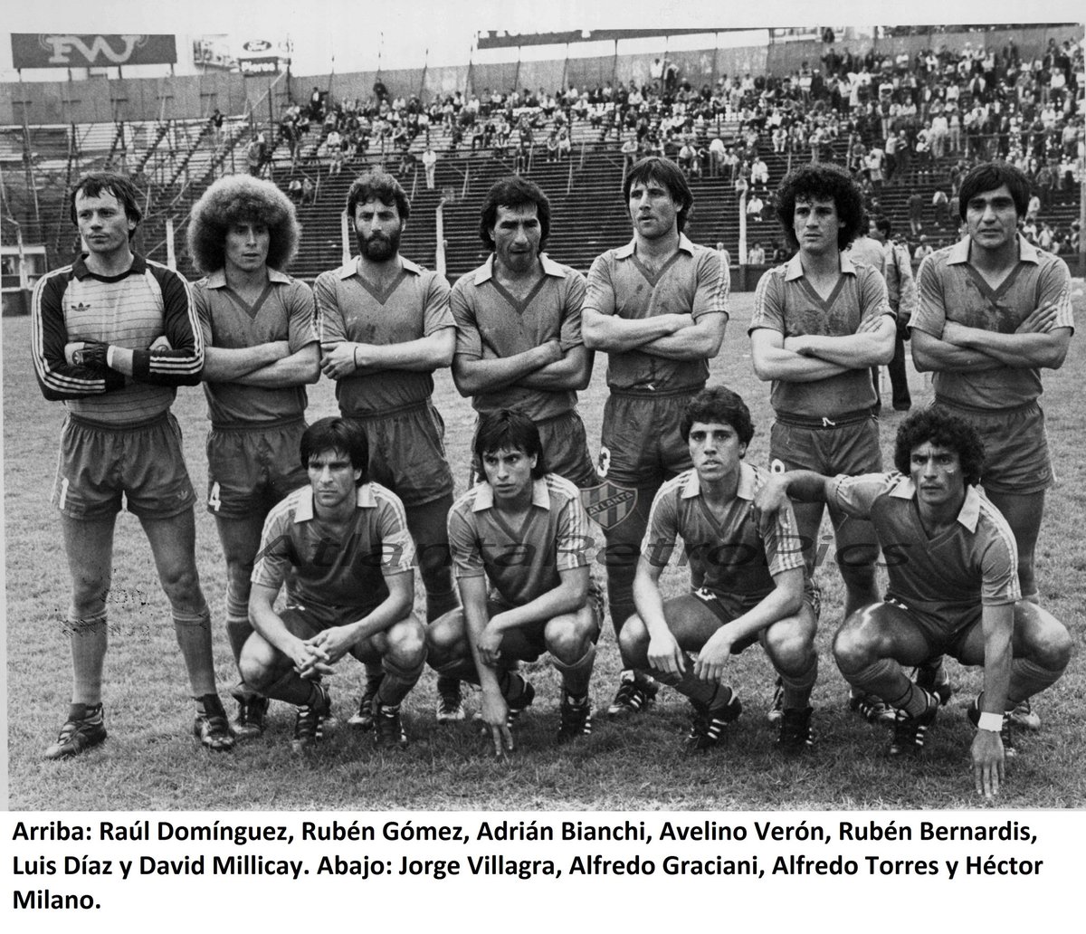 AtlantaRetro2's tweet image. 1⃣9⃣8⃣3⃣ Equipo de #Atlanta que venció a #Chacarita 2 a 1 en el estadio León Kolbowski.

🥅 Jorge Villagra, Alfredo Graciani (At) / Daniel Godoy (Ch)

🟥 Horacio Bianchini (At)

✅ Último triunfo de #Atlanta en el clásico de #VillaCrespo como local en un torneo de Ascenso.