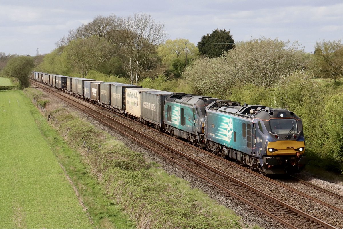 HiPa125's tweet photo. Direct Rail Services #Class88 88003 ‘Genesis’ & #Class68 68009 ‘Titan’ double-head diverted 4S44 1016 Daventry International Rail Freight Terminal > Glasgow Coatbridge Down Refuge Siding, through Barrow-on-Trent #CastleDoningtonLine https://t.co/431S0Foe3r