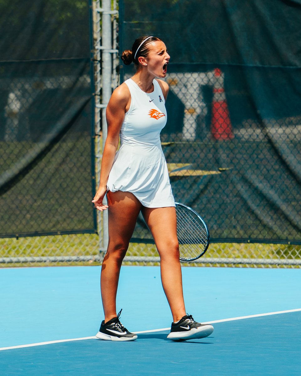 UTSAWT's tweet photo. 𝗦𝗜𝗡𝗚𝗟𝗘𝗦 𝗨𝗣𝗗𝗔𝗧𝗘

1⃣ Absawi ❌ 1-6, 2-6
2⃣ Sanchez ⬇️ 3-6, 4-5
3⃣ Tomoyose ⬇️ 6-7, 0-1
4⃣ Castaneda Guerrero ⬇️ 4-6, 0-1
5⃣ Giardina ⬇️ 4-6, 3-2
6⃣ Tarazona Peyro ⬆️ 7-5, 1-4

UTSA 1, Tulane 1

#BirdsUp 🤙 | #LetsGo210 https://t.co/SeQu0yoqxc