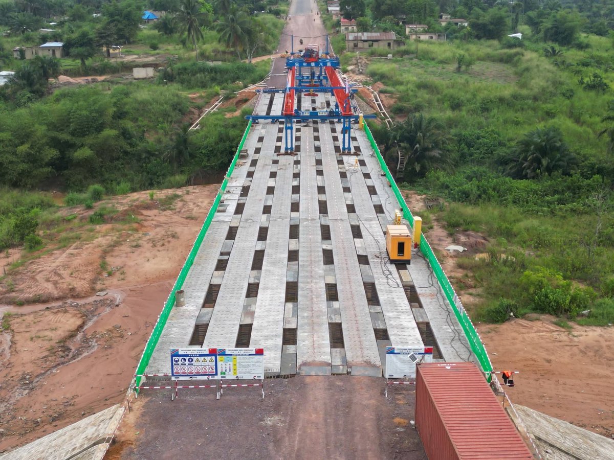 JKapitene's tweet photo. Achèvement réussi de la pose des poutres en T sur le premier Pont de la Rocade Sud-Ouest de Kinshasa. Cette étape marque une avancée significative dans la réalisation d c grand projet... #FatshiBeton2048 tient à la modernisation d nos infrastructures. https://t.co/rhgW4X5wMX
