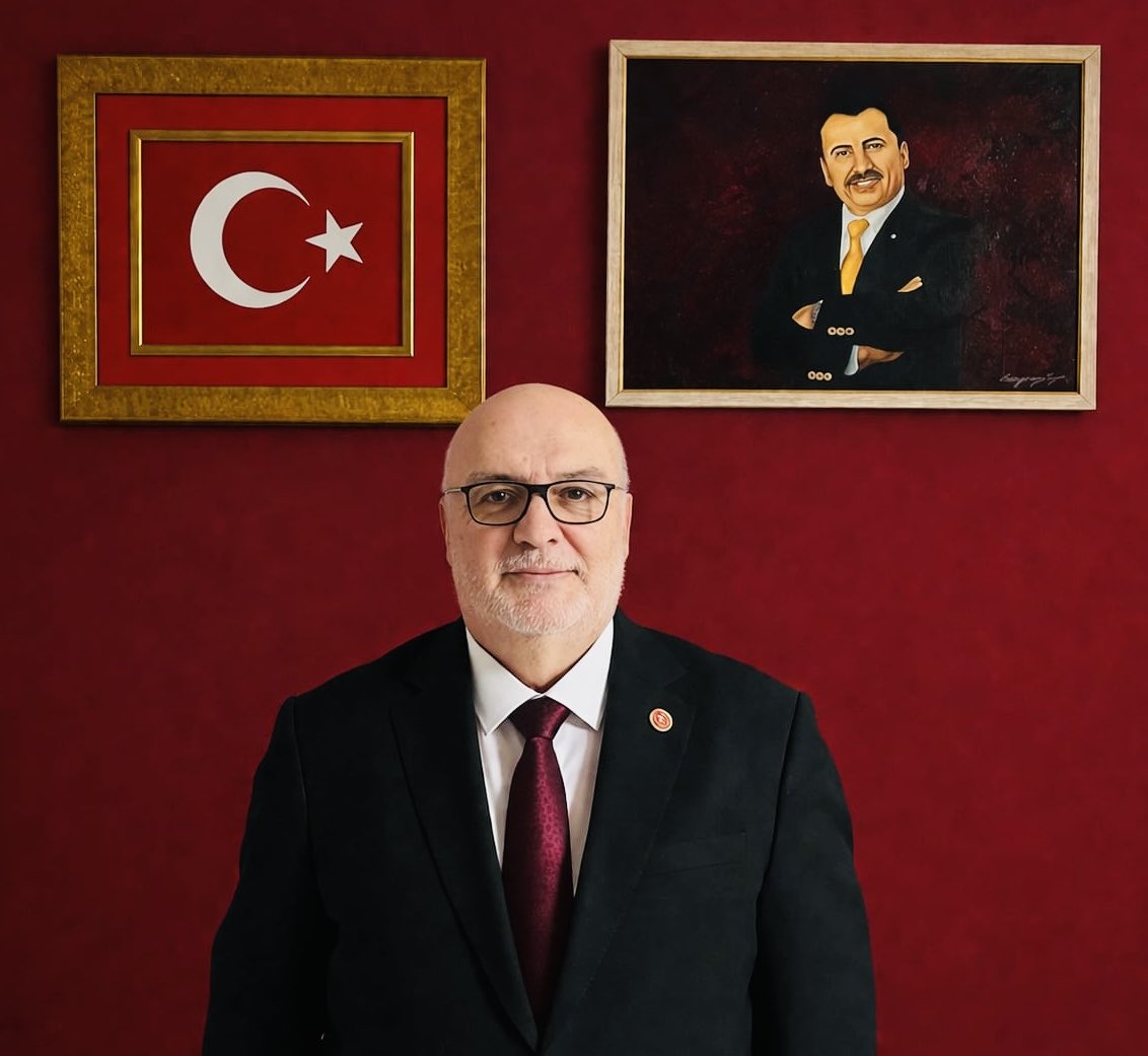 ahmet_yelis's tweet photo. HAYIRLI CUMALAR 
Dünya büyük bir “Kaosa” gidiyor.
Zarar görmemek ve kaosun içerisinde 
yok olmamak için; 
İç cephede “Birlik”, dış cephede ise soy, kültür, inanç ve gönül birliğimiz olan Ülkelerle/Devletlerle/Milletlerle “İttifaklar” kurmamız elzem!
Konu “VAR” olmak…
Ne kadar güçlü olursanız olun, ancak birlikte “Var” olunacak bir döneme giriyoruz. 
Bazı devletler parçalanacak, bazılarıda
tarih sahnesinden silinecek. 
Dış cephede “iİttifaklarını” oluşturan, İç cephede “Birlik” olan ülkelerde dışarıdan gelipte bir şey yapmak imkansız.
israil; “Arz-ı Mevud”u engelliyor diye Türkiye’yi hedef haline getirmeye çalışıyor. 
İsrail ve destekçileri karşısında merkezi Türkiye olan ittifaklar kurmak ve iç cepheyi tahkim etmek “Beka” meselesi…
Allah Düşmanlarımızı ve zalimleri kahrı perişan, Milletimizi ve Devletimizi “Var” etsin. 🤲