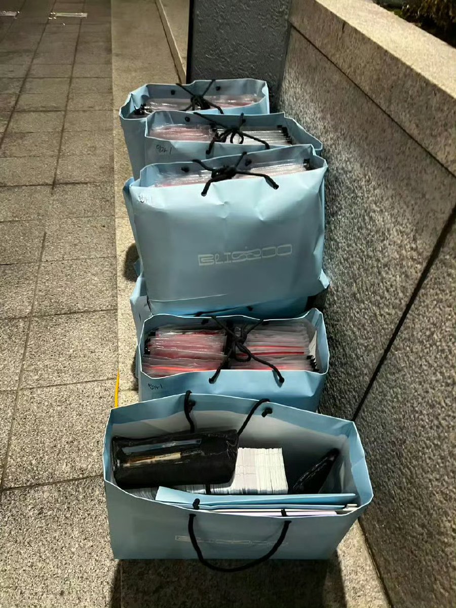 想变成灰尘陪伴你 tweet media