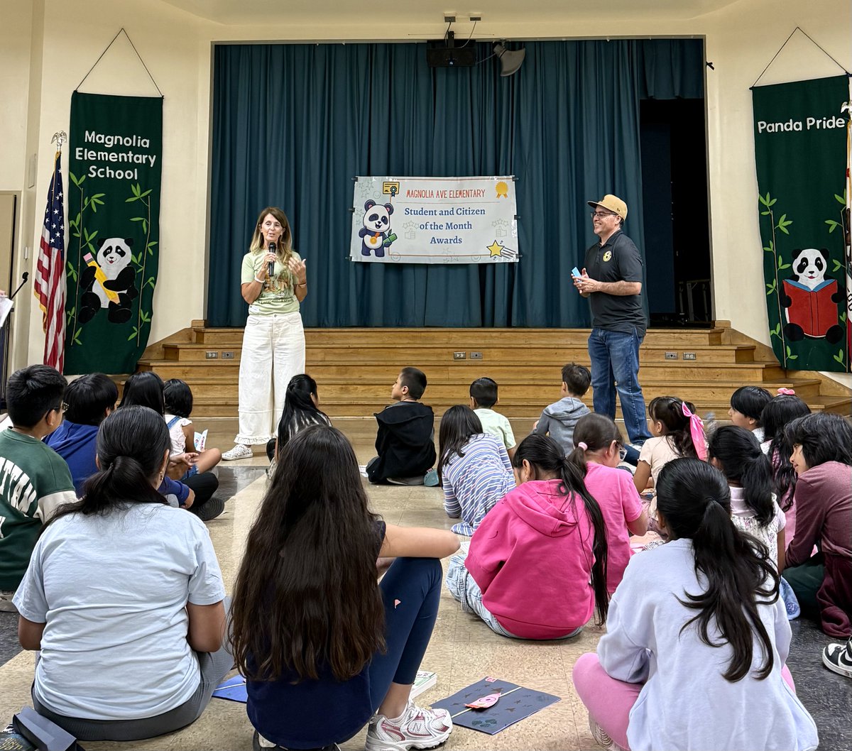 readingtokids's tweet photo. Thank you again to Jack and Eileen Flaherty for your thoughtful book donation! It meant so much to have Eileen visit Magnolia on Saturday ☺️📖

We always welcome donations like these that support young readers 💙

#readingtokids #losangelesnonprofit #childliteracy #donate https://t.co/RsY4JL1gIT