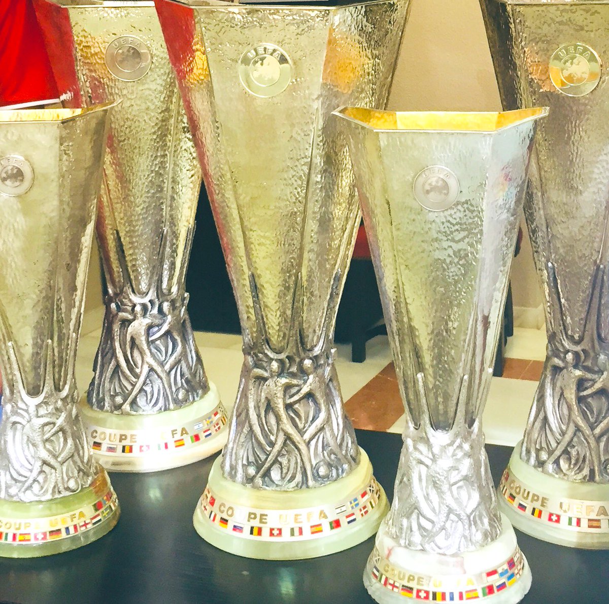 Pues sí que se ha quedao una buena noche de abril… verdad <a href="/ErPali_/">Er Pali</a>?

Pero lo más importante, qué fácil es ganar una -la unidad- Copa de la Uefa / Europa League… 

#SevillaFC
1 🏆2006
2 🏆🏆2007
3 🏆🏆🏆2014
4 🏆🏆🏆🏆2015
5 🏆🏆🏆🏆🏆2016
6 🏆🏆🏆🏆🏆🏆2020
7 🏆🏆🏆🏆🏆🏆🏆2023