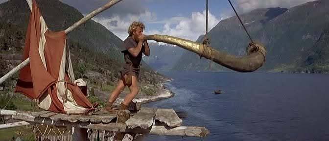 CinePensar's tweet image. LOS VIKINGOS (1958)

 Una de las mejores aventuras del Cine, una pelicula "de las de antes", dirigida por Richard Fleischer. Con Kirk Douglas, Janet Leigh, Tony Curtis y Ernest Borgnine. 
Curiosidad: El narrador es Orson Welles.
 Absolutamente imprescindible.
#cineclasico #cine