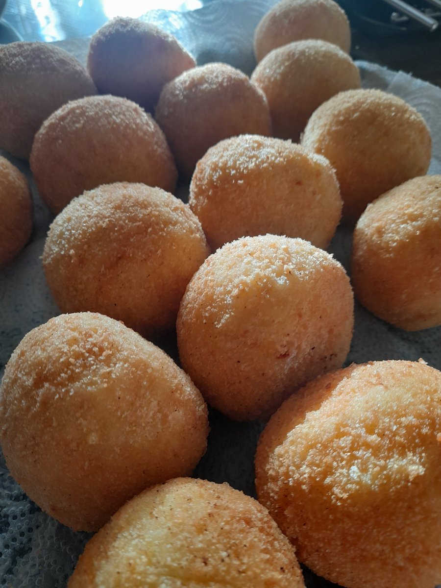 ZTiziana's tweet photo. #EperFareQuesto ci vuole tempo, passione e panza vacanti.
#Arancine https://t.co/H0dLayvIP0