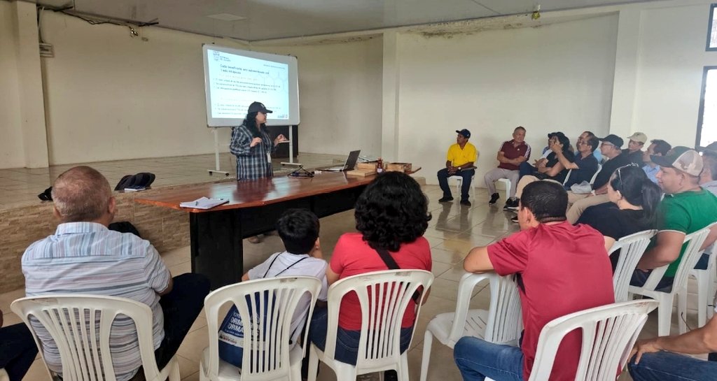 Agricultura_CZ4's tweet photo. #Manabí | Técnicos de Fomento a la Producción Agrícola y  PIDARA, realizaron socialización de kits apícolas dirigidos a organizaciones y productores individuales del cantón #Chone, además de los requisitos para acceder a este beneficio del estado. 🇪🇨🇪🇨
#ElNuevoEcuador https://t.co/5OXpxQyYCm