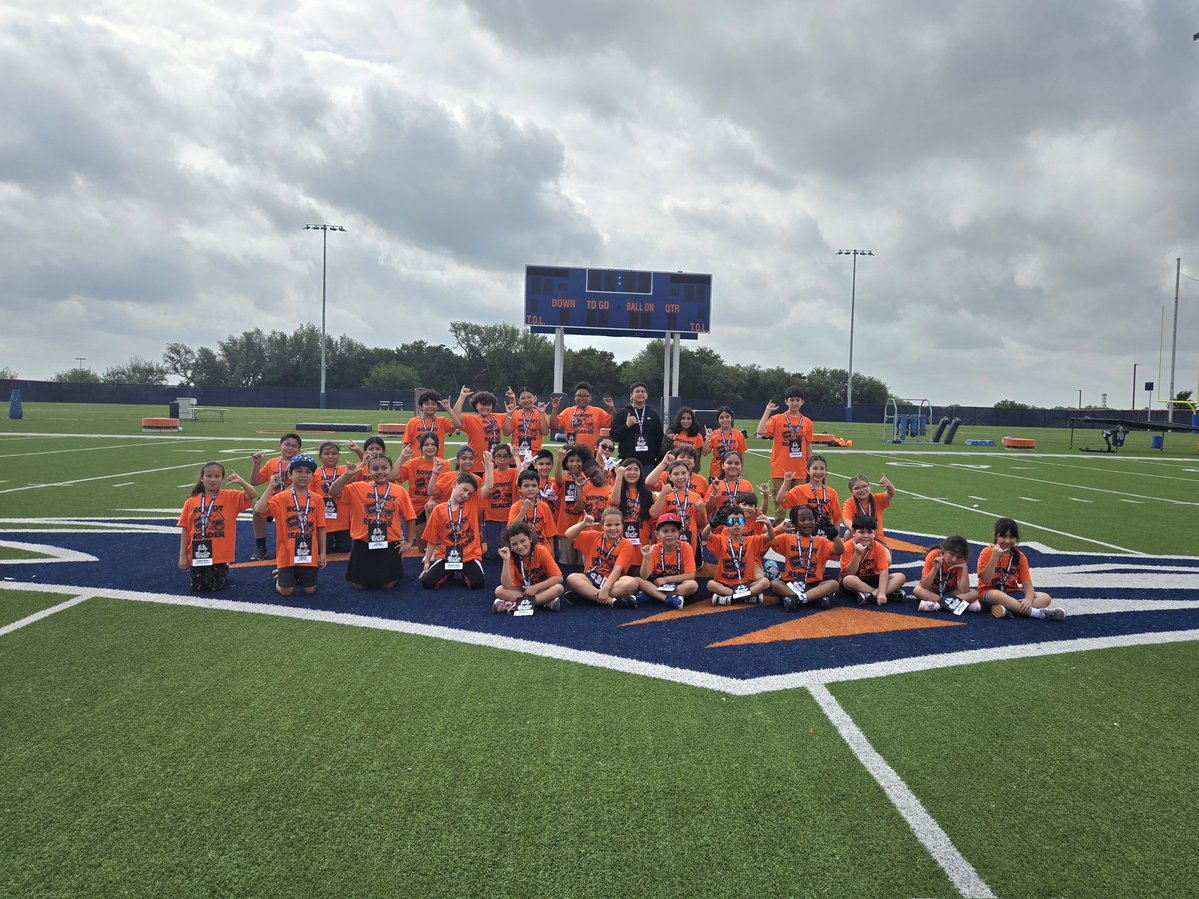 vl_segovia's tweet image. Thanks to our Rowdy Reader Mentors for their hospitality today! Kiddos experienced practice and got to hustle on the field! @UTSAFTBL @CoachTraylor @coachDB_William @NISDMyers @claudiacolunga7 #BuildingRelationships
#PromotingLiteracy #210triangleoftoughness
