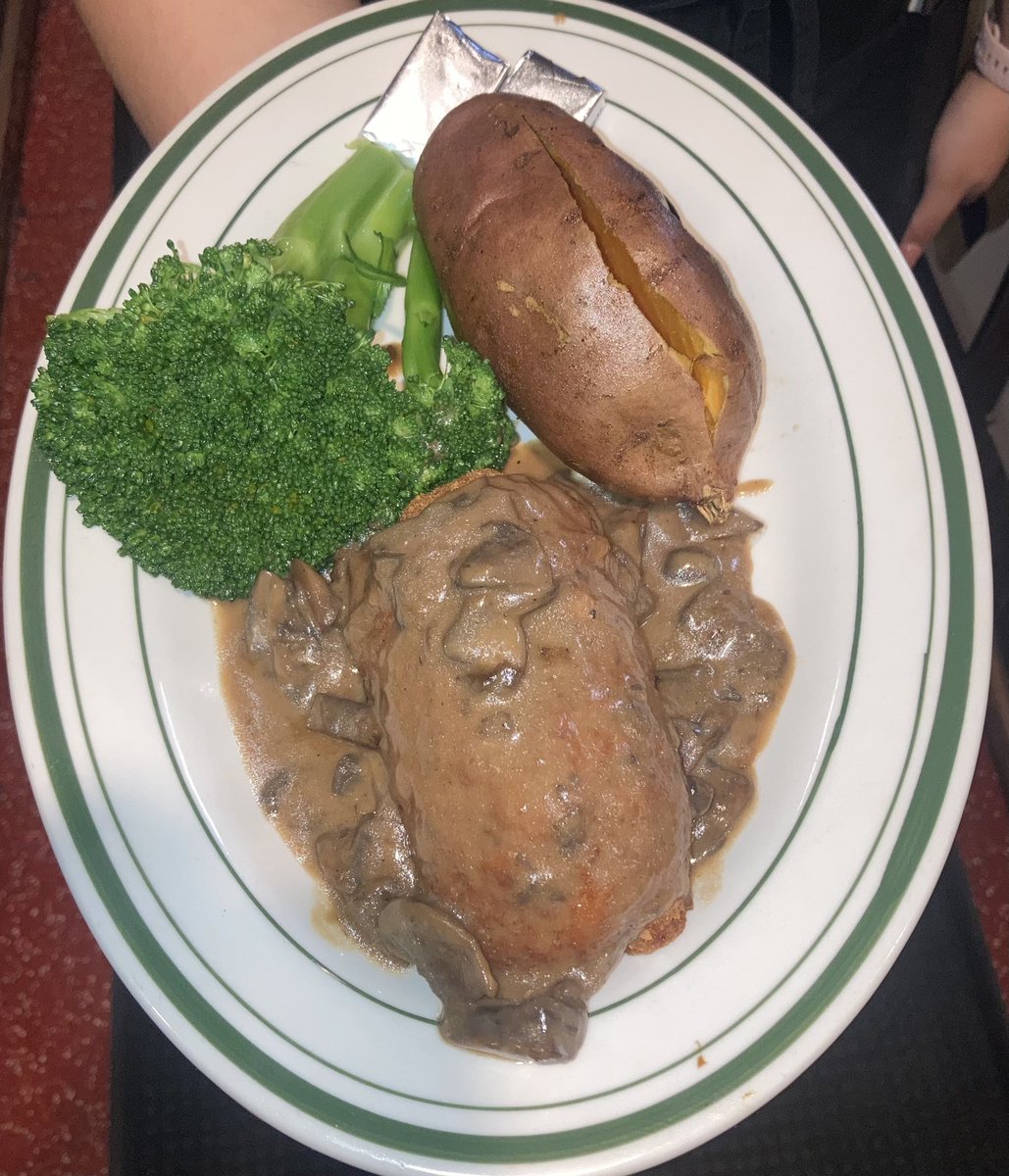 CavanaughsPub's tweet image. Thursday Night Dinner Specials, Kitchen Serving Dinner, Appetizers &amp;amp; To Go’s Till 9:30pm. #cavanaughs #BluePoint #Bayport #Beerofthemonth #BudLight #Cavs