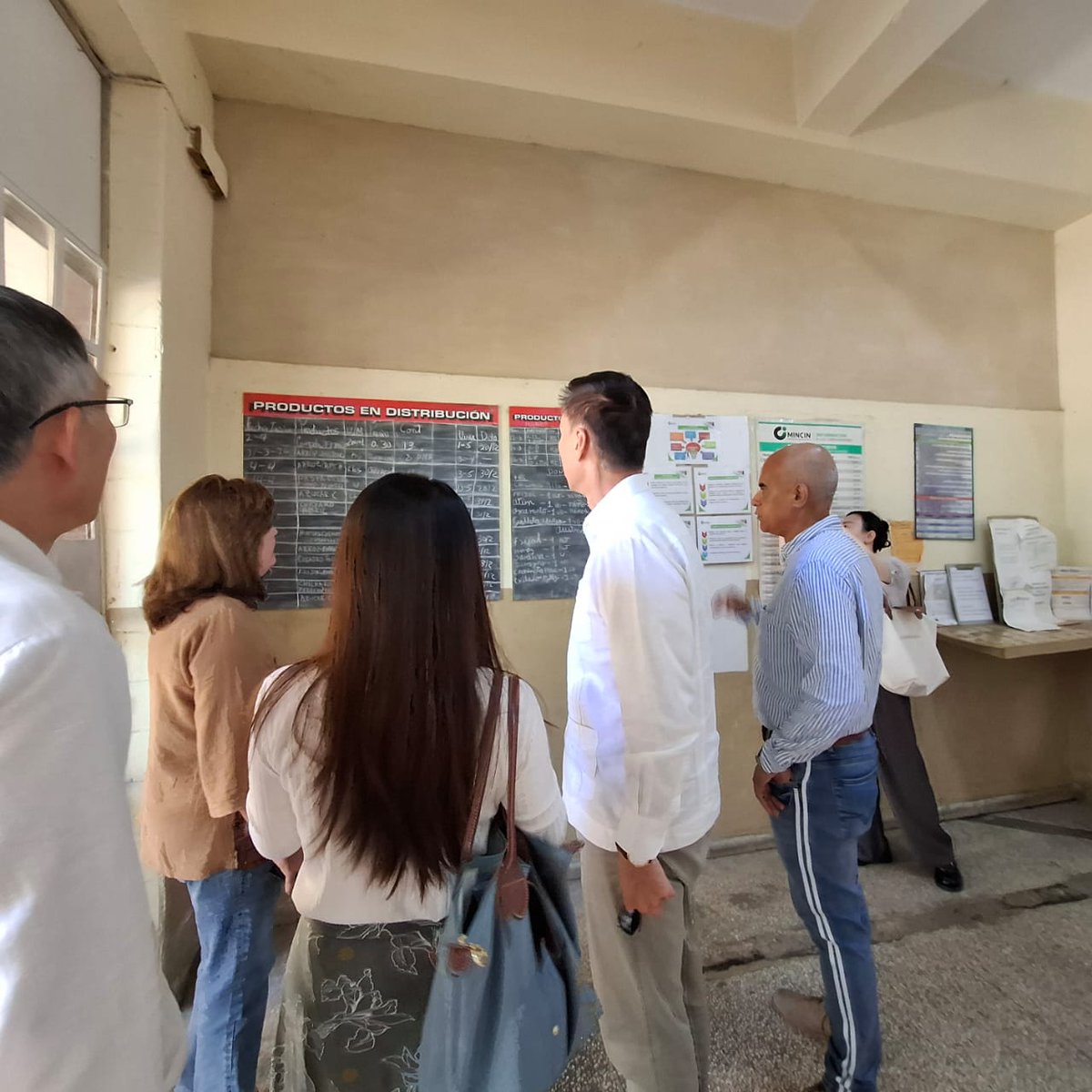 Embajador de la República Popular China comparte con el comercio minorista de La Habana, la distribución y entrega de donativo de arroz.
#CubaNoEstáSola 
#Colaboración
<a href="/MincinCuba/">Comercio Cuba</a> 
<a href="/PresidenciaCuba/">Presidencia Cuba 🇨🇺</a>  <a href="/BetsyDazVelzqu2/">Betsy Díaz Velázquez</a>