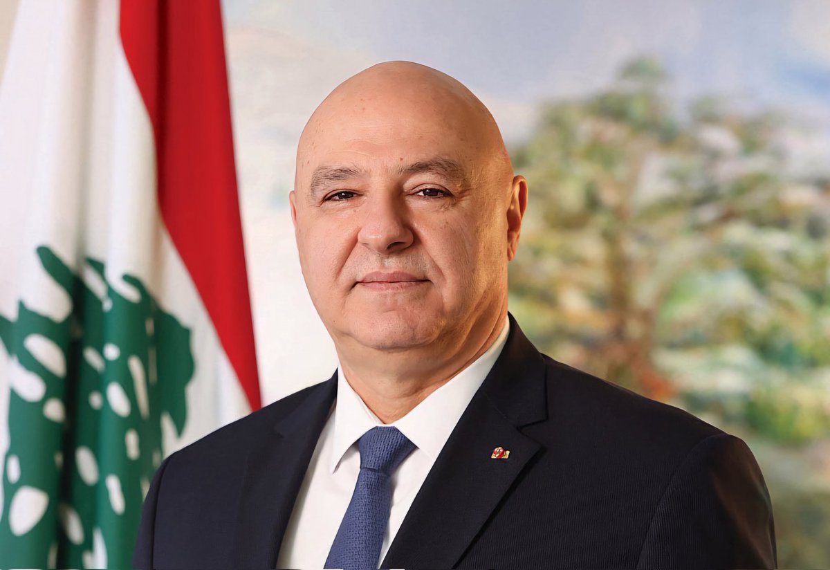 AkhbarSite's tweet photo. تلقى رئيس الجمهورية العماد جوزاف عون اتصالا هاتفياً من رئيس الوزراء اليوناني  كيرياكوس ميتسوتاكيس، هنأه فيه على نجاح الجهود التي بذلها للتوصل الى وقف إطلاق النار في لبنان، متمنياً أن يكون ذلك بداية لمرحلة جديدة يترسخ فيها الاستقرار في لبنان وتبسط الدولة سلطتها على كامل أراضيها بواسطة الجيش والقوى الامنية اللبنانية.
 وعبر رئيس الوزراء اليوناني عن دعم بلاده للبنان وشعبه واستعداد اليونان للمساعدة في رفع المعاناة عن الشعب اللبناني الصديق.
وشكر الرئيس عون الرئيس ميتسوتاكيس على مواقفه المتضامنة مع لبنان وشعبه مؤكداً المضي في المسار التفاوضي وفق المبادرة التي كان أعلنها وبدأت اليوم اول مرحلة منها وهي وقف النار .
