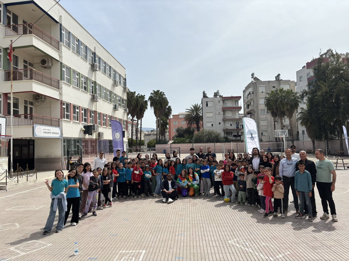 fikirvedegerler's tweet photo. "FİDE ailesi olarak, ülkemizin içinden geçtiği bu hassas dönemde gençlerimize umut aşılamak amacıyla yola çıktık Okulumuza bir kütüphane kazandırmanın gururunu yaşıyoruz. Bu projede emeği geçen tüm ekip arkadaşlarımıza ve sayın Emre Yükselen’e teşekkürlerimizi sunarız. https://t.co/M06ojw80wv