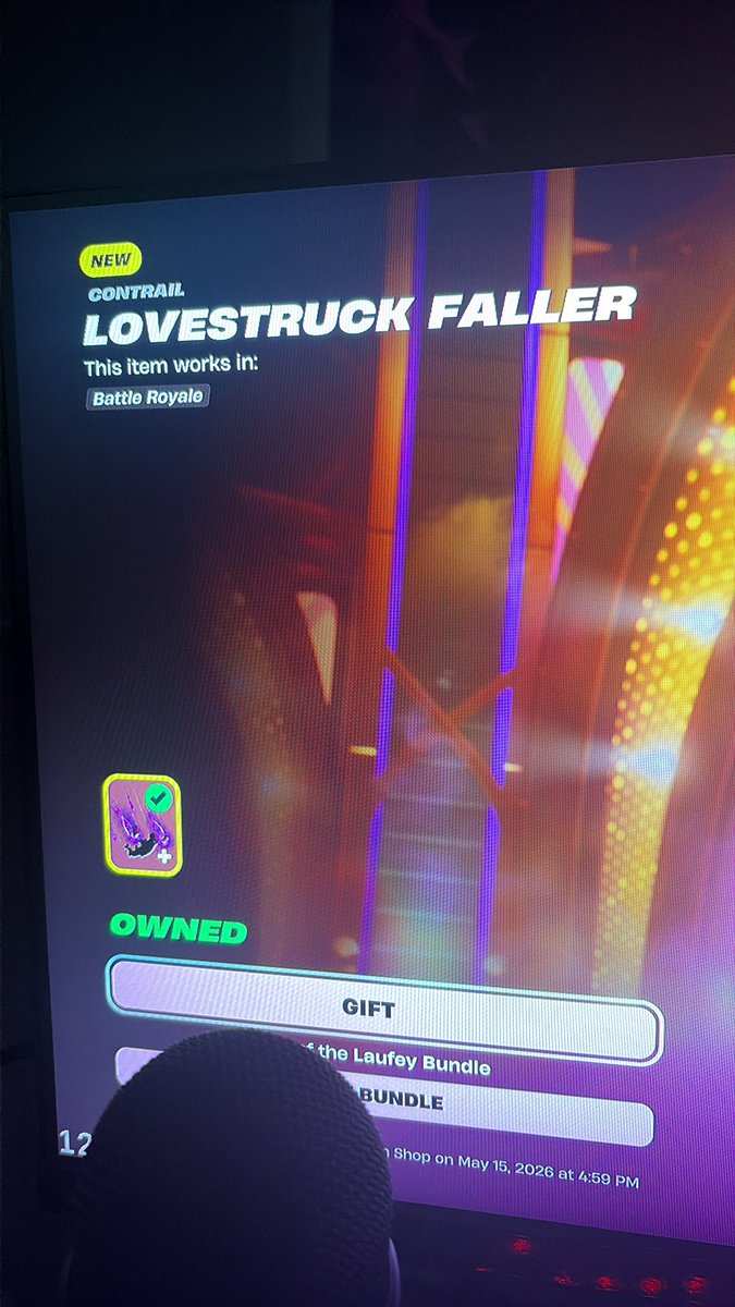 justlion_a's tweet photo. @FortniteStatus why cant I use the golden style for “Love struck faller” I’m on Ps5 I bought the bundle. Gimme my damn thing or give me a refund https://t.co/VSEzHwowyT