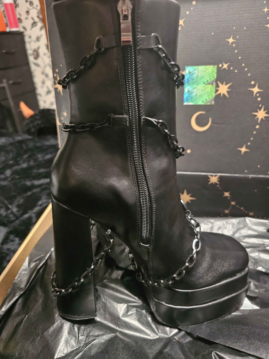 Yippeeee I got my new boots from <a href="/Aye_Bonesyyy/">Bonesy</a>