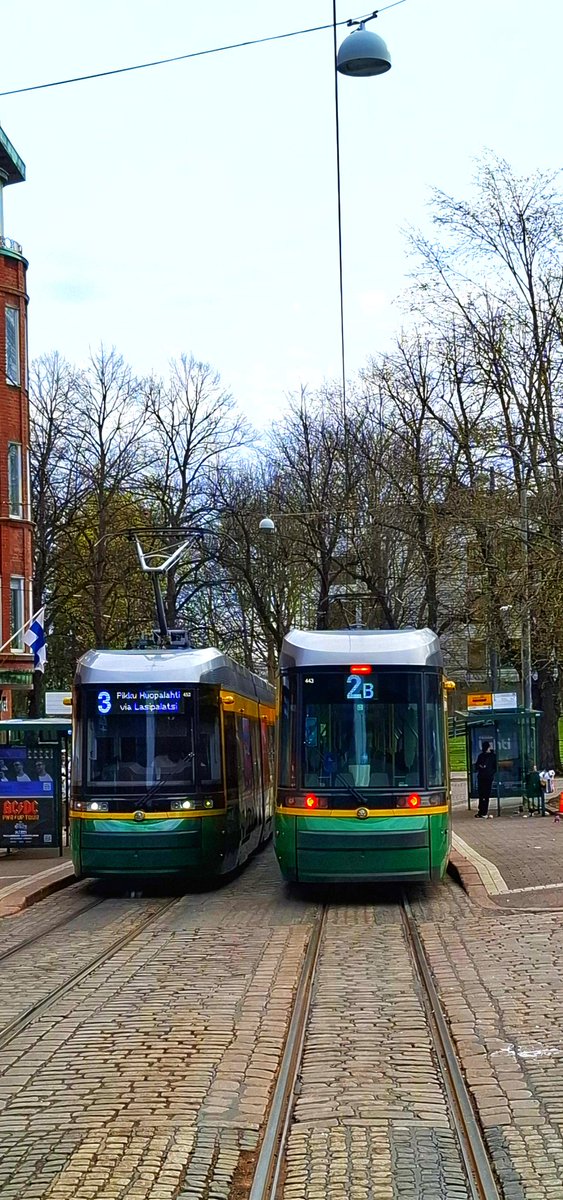 markomainio's tweet image. Raitiovaunujen kohtaaminen Kaivopuiston raitiovaunupysäkillä🚞🚞 Kohdatessaan kuljettajat usein nostavat kätensä toisilleen tervehdykseksi. 👋

Tätä kutsutaankin joukkoliikenne-etiketiksi, sillä myös linja-auton kuljettajat tekevät samaa.
#trams #kaivari #kaivopuisto