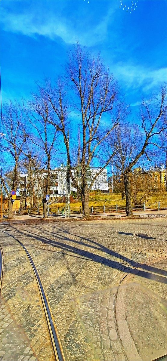 markomainio's tweet image. Raitiovaunujen kohtaaminen Kaivopuiston raitiovaunupysäkillä🚞🚞 Kohdatessaan kuljettajat usein nostavat kätensä toisilleen tervehdykseksi. 👋

Tätä kutsutaankin joukkoliikenne-etiketiksi, sillä myös linja-auton kuljettajat tekevät samaa.
#trams #kaivari #kaivopuisto