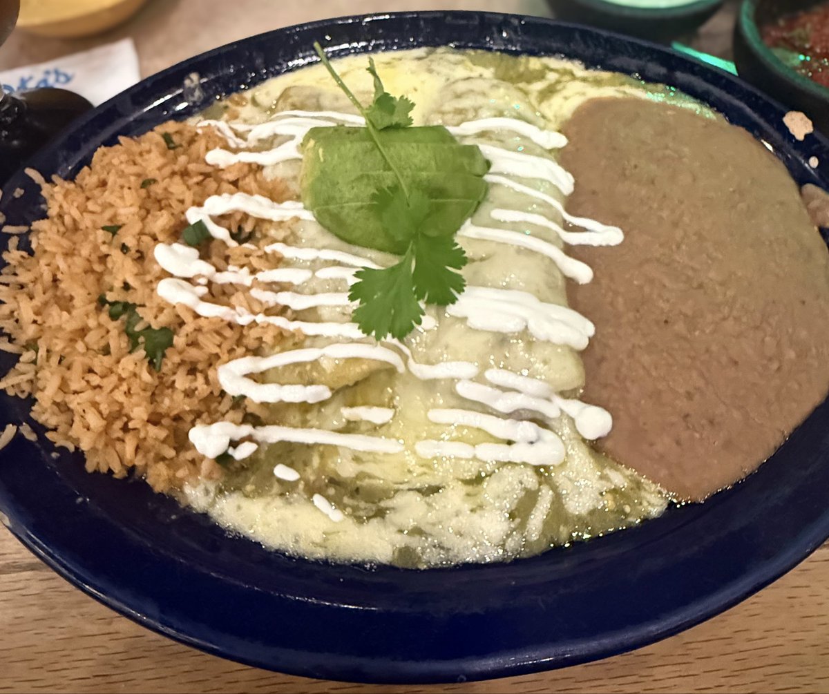 CrystalStayCool's tweet image. Had enchiladas de carnitas for lunch and now I’m so full 😩🍴 The green tomatillo sauce paired great with the carnitas and frijoles 🌿🥑 So good! 💚

#Enchiladas #Carnitas #Foodie