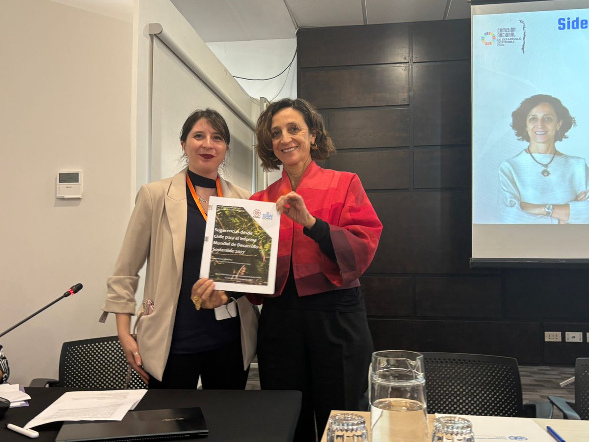ONUChile's tweet photo. Al cierre del panel, se hizo entrega a la Coordinadora Residente del documento “Desde Chile hacia un sistema renovado de Naciones Unidas”, que reúne aportes de la sociedad civil para fortalecer la implementación de los ODS y contribuir al Informe Mundial de Desarrollo Sostenible. https://t.co/605evD9F9h